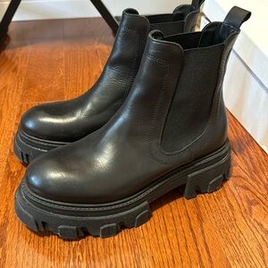 L’INTERVALLE SHENZEN Chelsea boots